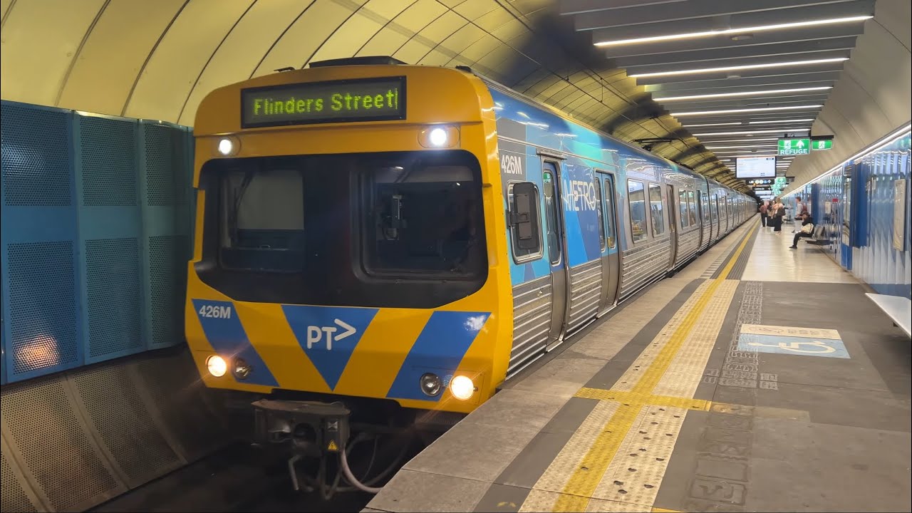 Metro Comeng Arriving & Departing Parliament Station to Watergardens