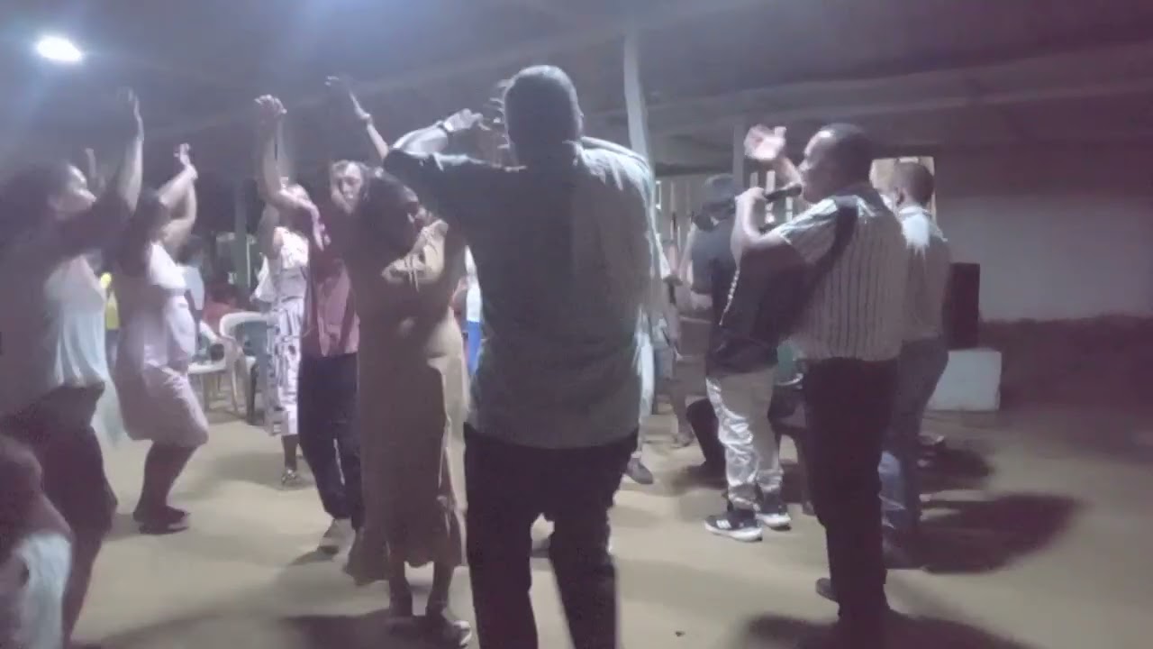 Yonis Argumedo bajo el fuego del espíritu santo de Dios alabando a cristo en calle larga 