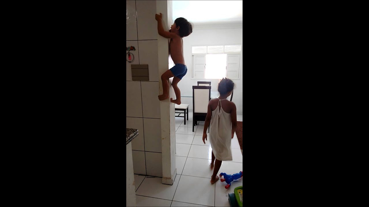 Nicolas homem aranha subindo parede.