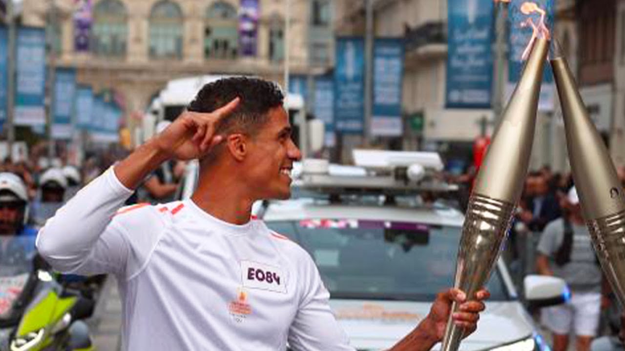 JEUX OLYMPIQUES 2024 - Raphaël Varane porteur de la flamme dans le Nord