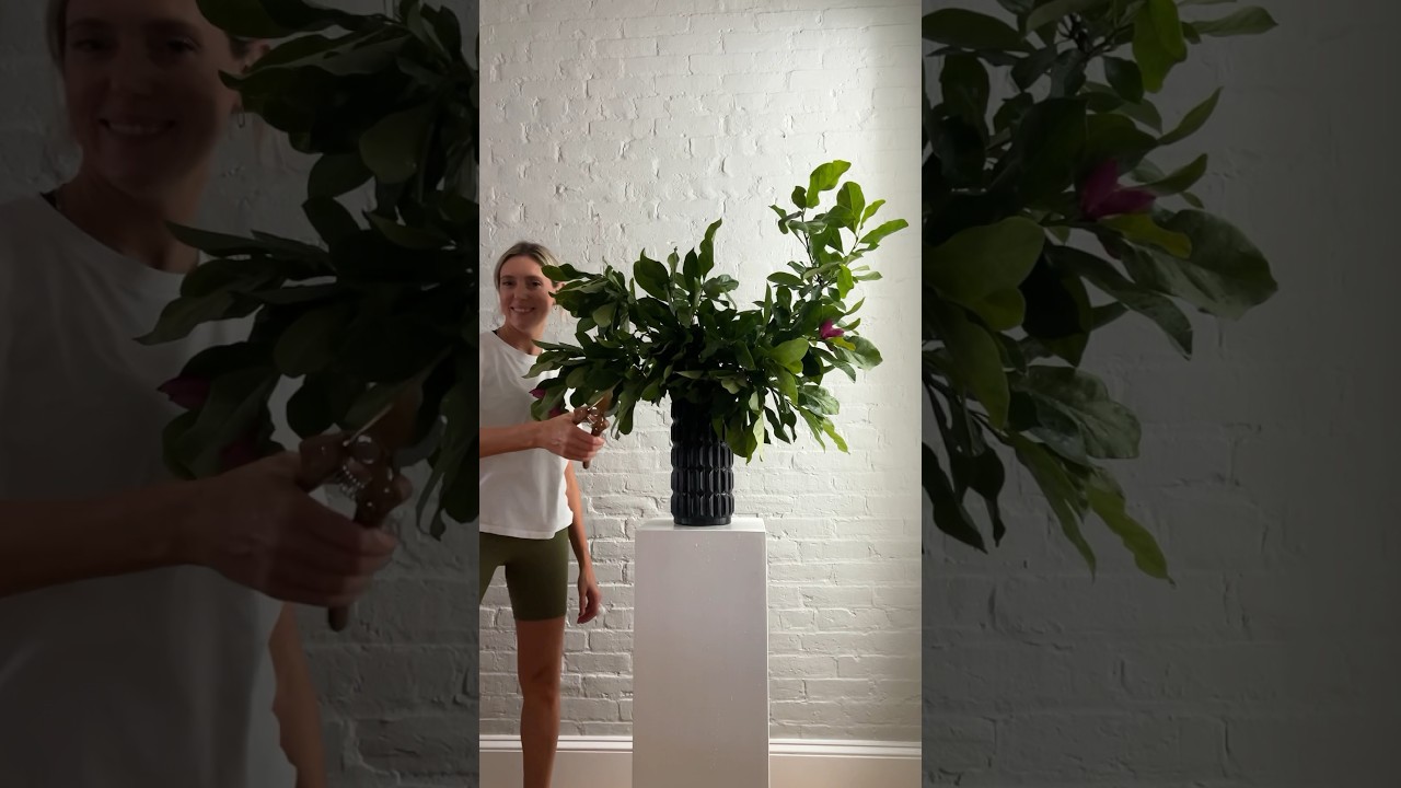 Easy 5 minute foraged floral foliage arrangement #floraldesign #florist #diyflower