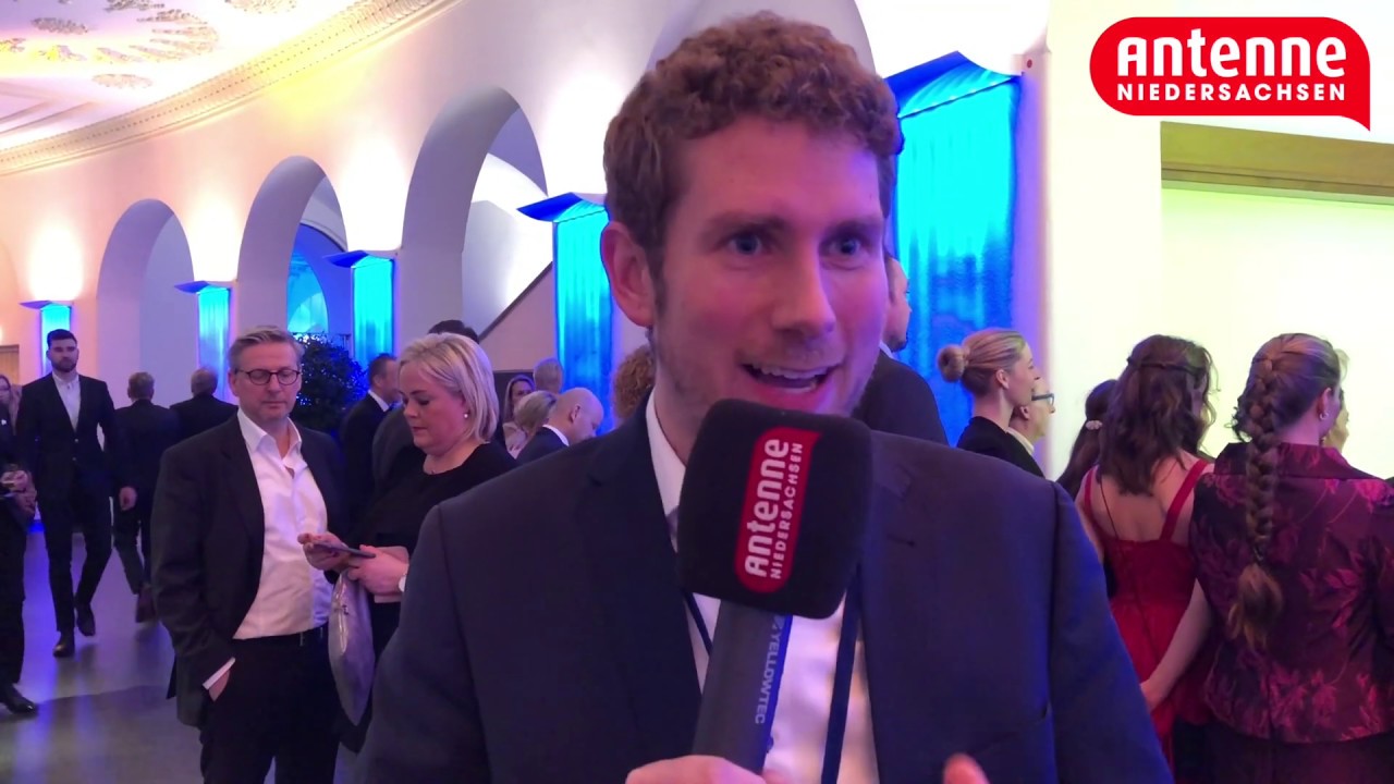 Daniel Düsenflüß macht den Kleidertausch beim Ball des Sports 2019