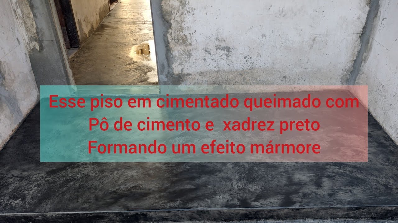 Esse piso em cimentado queimado com pó de cimento e xadrez preto formando um efeito mármore