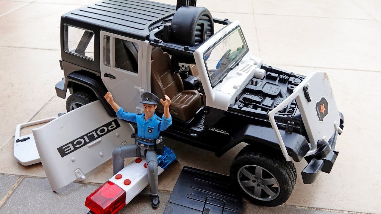 Сборка игрушечной полицейской машины с игрушечной игрой в грузовике Police Car Toy Assembly