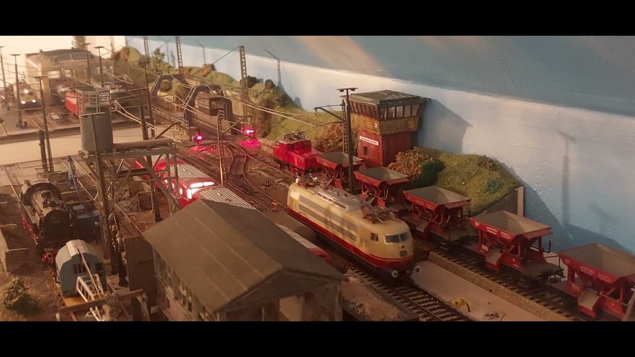 Märklin M-Gleis E-Loks kommen nach getaner Arbeit im Betriebswerk an
