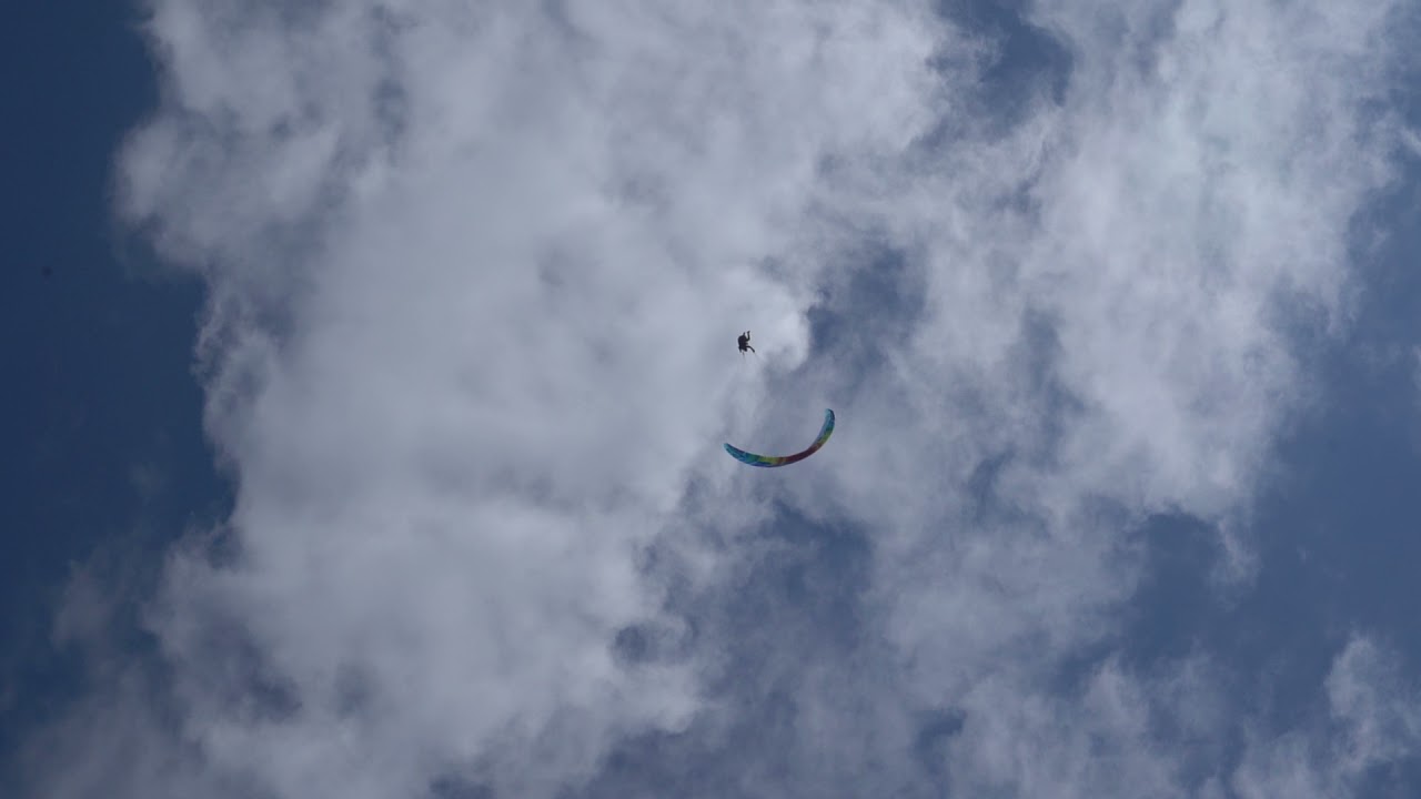 Paraglider Essie Saadi, acro show