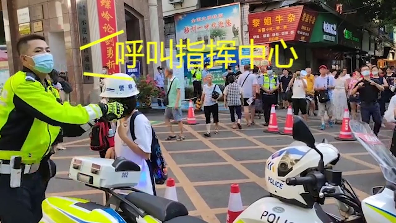 中国高考交警护送考生到考场的感人瞬间|Police help students get to the right exam site for their Gaokao