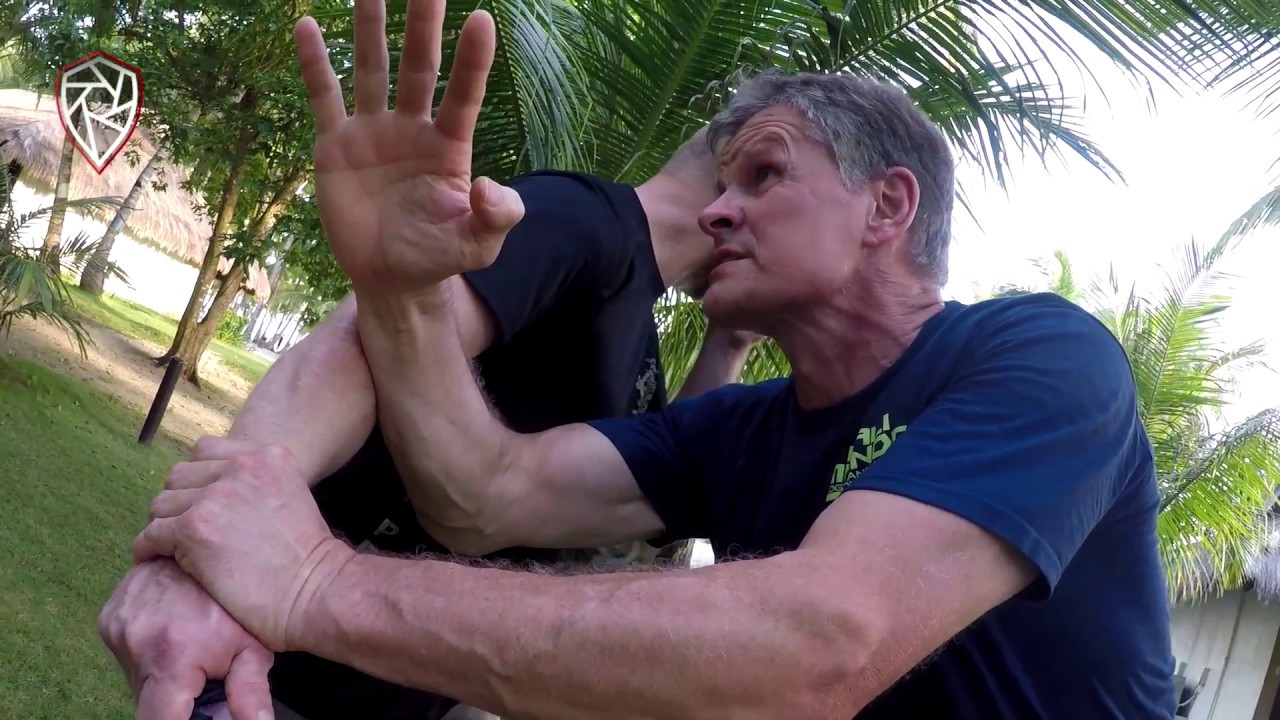 German Chief Police Instructor: On Knife Defense!