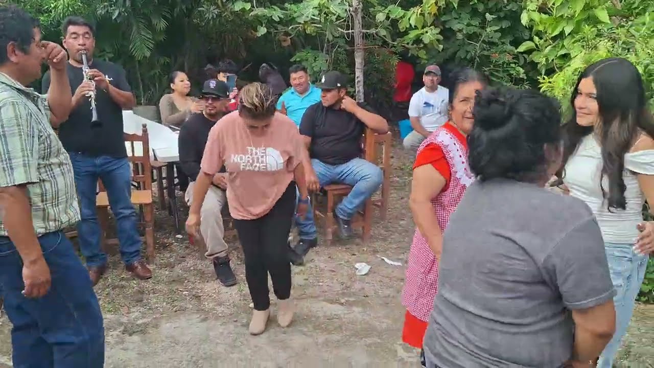 Haciendo bailar a nuestra gente de Santa Rosa Caxtlahuaca. Con la familia ESTEVÉZ/BBSRC
