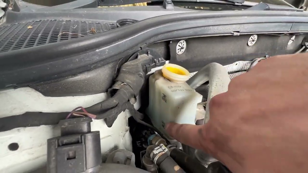 Skoda Octavia full service & bleeding the clutch slave cylinder.