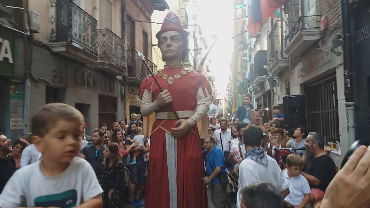 Txus y los Gigantes del Casco Viejo -Txus eta Alde Zaharraren Erraldoiak