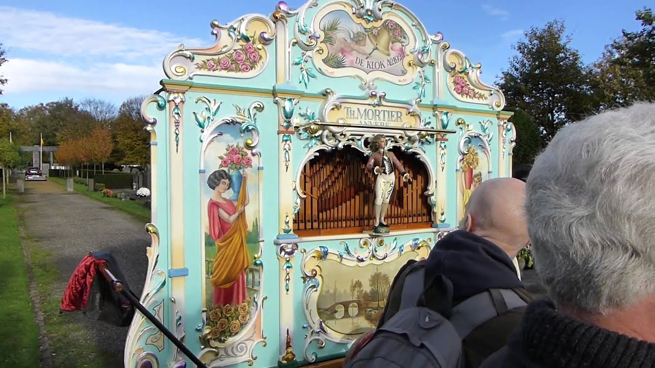 ''De Klok'' plays ''Highland Cathedral''
