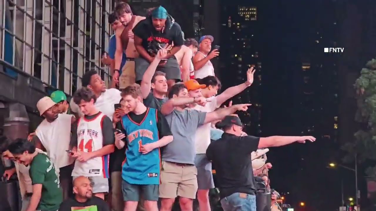 Knicks Fans JUMP CARS as NYPD Clears Crowd on Horses - NYC Knicks WIN Title 