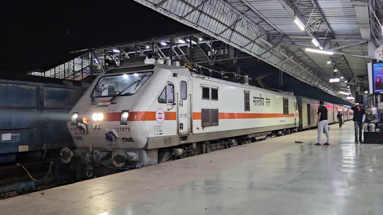 Aerodynamic WAP 7 with Raigarh H. Nizamuddin Gondwana Express arriving Agra Cantt !!