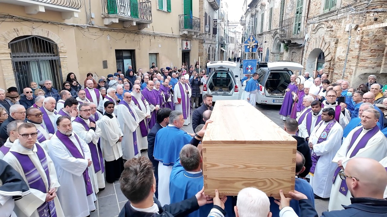 ВАСТО — Прощание с отцом Джино Смарджиасси и отцом Дечио Д'Анджело.