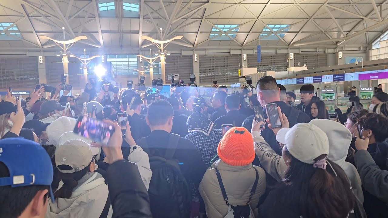 Walking behind G Dragon 지드래곤 at Incheon Airport 11-21-2024