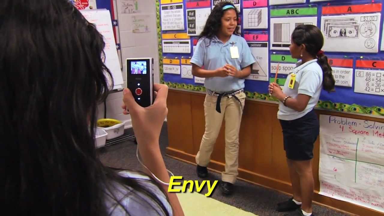 Students Making Vocabulary Videos, 4th grade, Bi-lingual