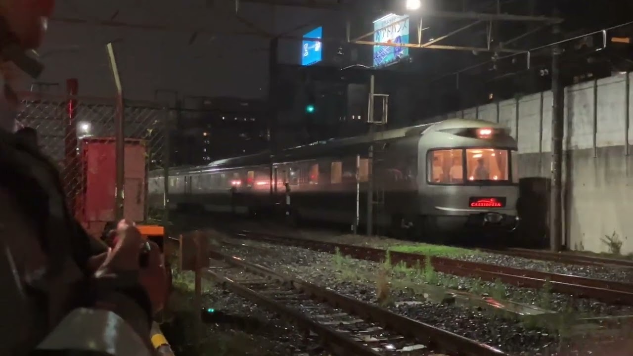 【大荒れ、警察、職ガチギレ！・カシオペア紀行上野発仙台行き推進運転送り込み回送】E26系12両+ 国鉄EF81形95号機(虹釜) が第三下田田端踏切を通過するシーン(推回9033レ)