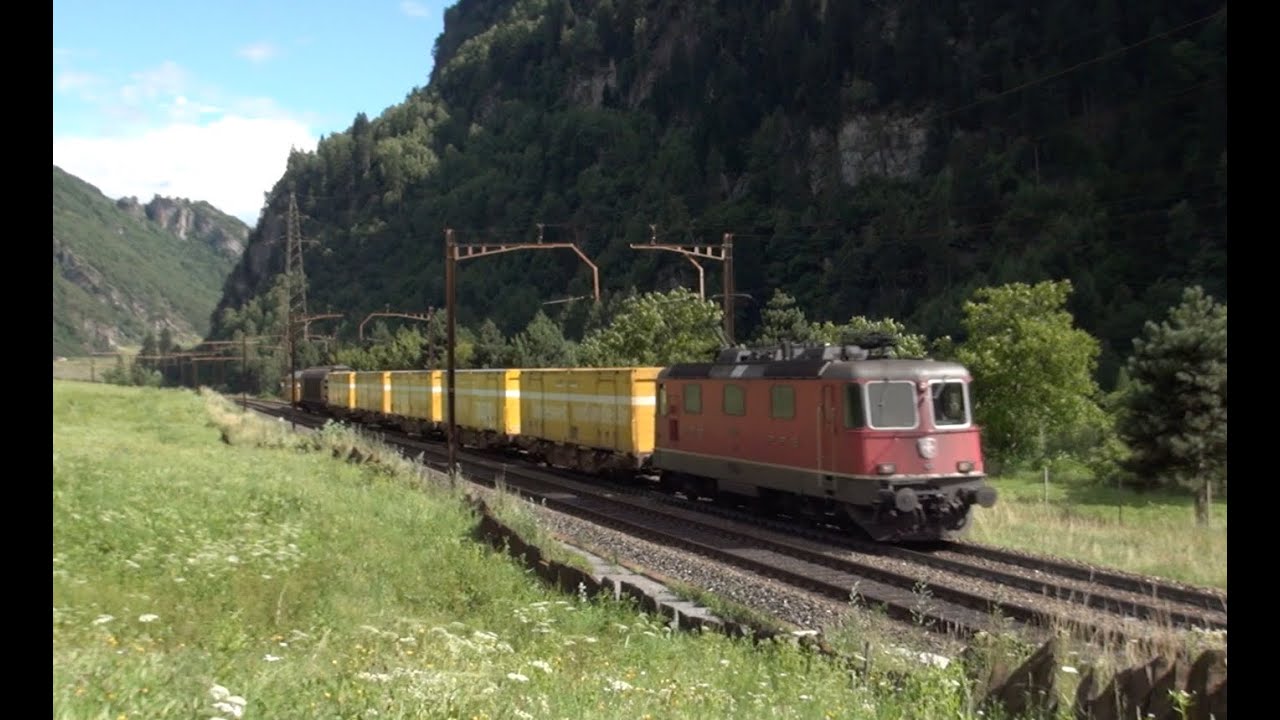 Starker Bahnverkehr am Gotthard - Blaue 185 der BLS, Re 20/20