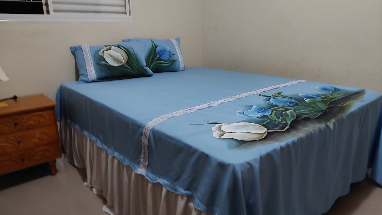 colcha de cama. Pintura em tecido para alegra seu quarto.