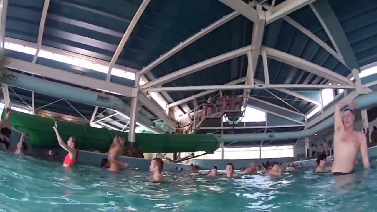 Schwimmbad mit Wasserrutsche im Roompot Ferienpark Weerterbergen