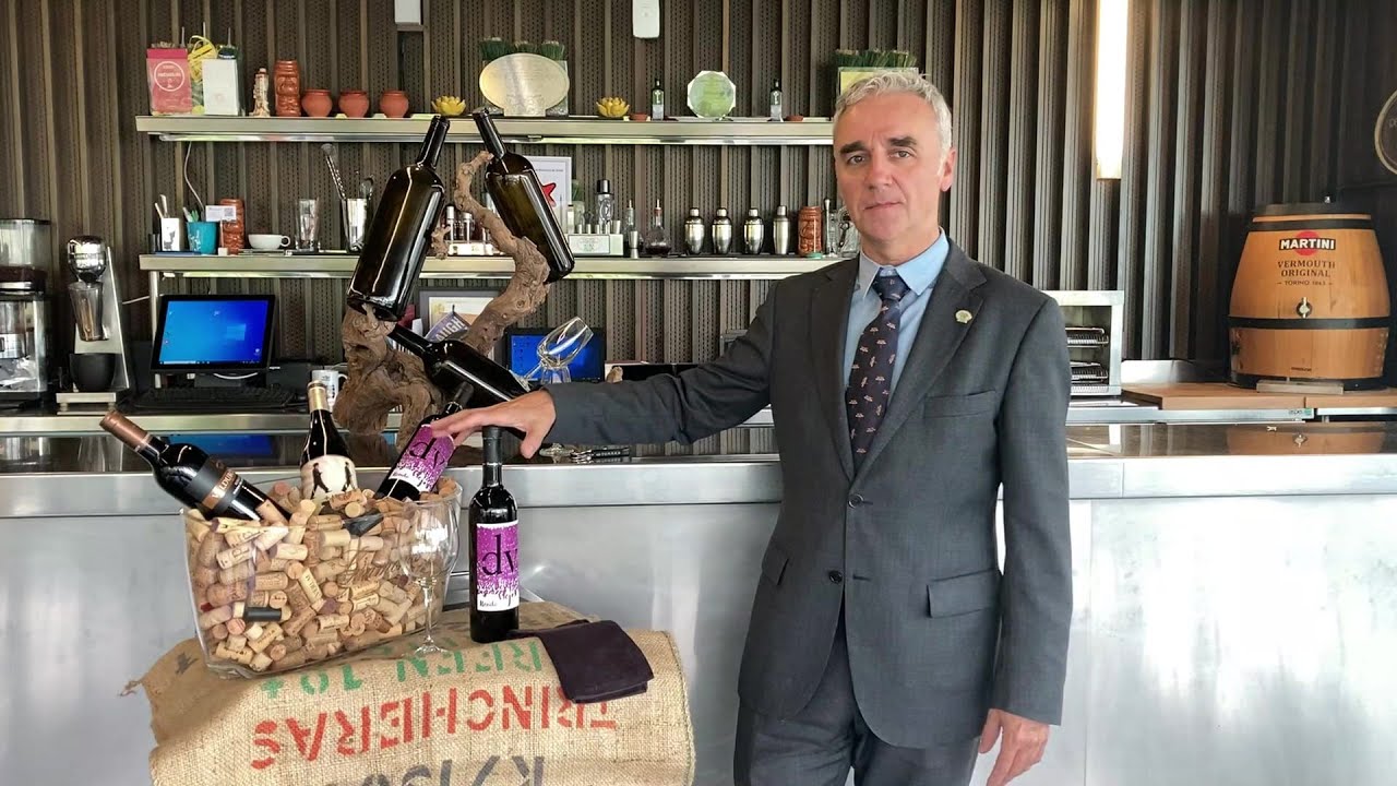 Servicio de vinos en Restaurante - Cómo servir el vino de forma correcta