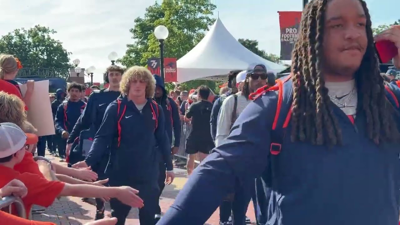 Illini Walk: Illinois football players enter Memorial Stadium for 2025 opener vs. WIU