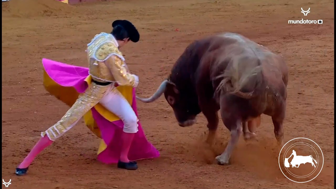 Juan Ortega, primer toro y duelo de quites con Morante, Feria de Abril, Sevilla 26 04 2023