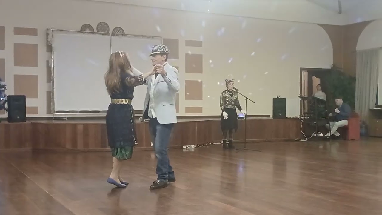 Happy new year в исполнении вокалистки мирового уровня...