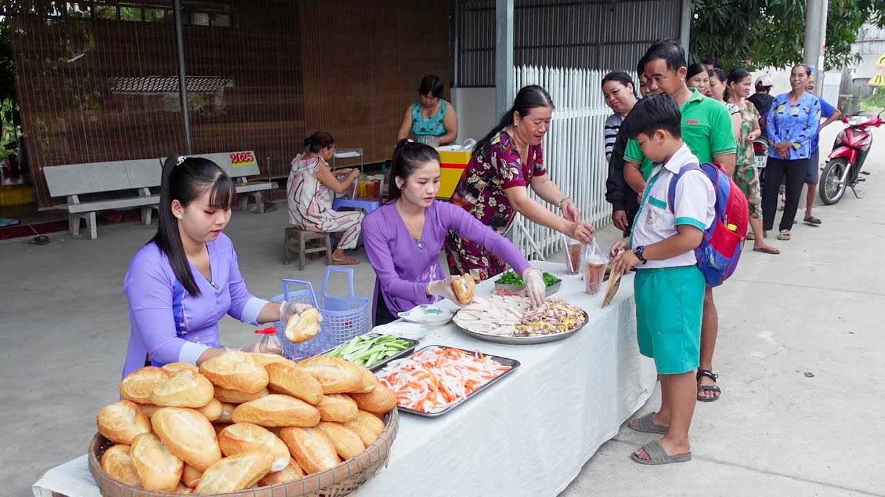 Chị Linh Tặng 100 Ổ Bánh Mì Pa Tê Chả Lụa và Trà đào cho Bà Con Ở Xóm | HQ #1487