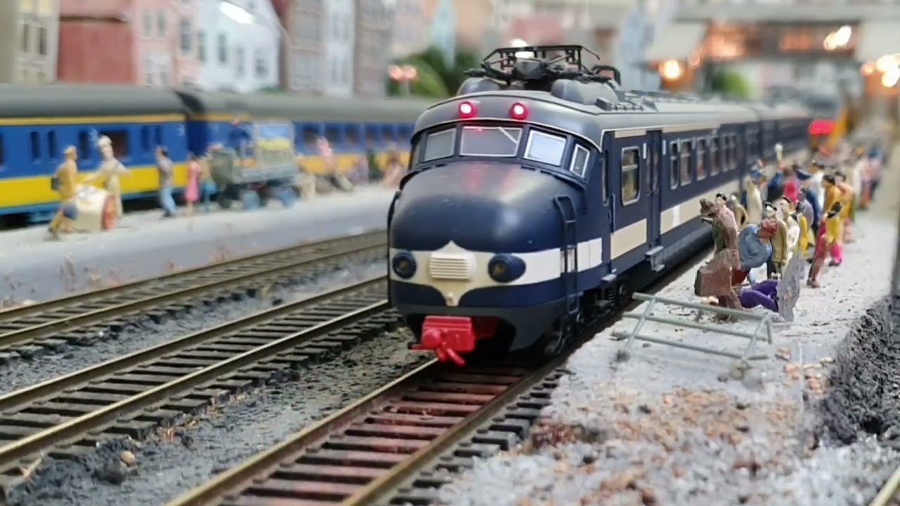 In Nederlands station ( h0) treinen rijden weer na een storing.