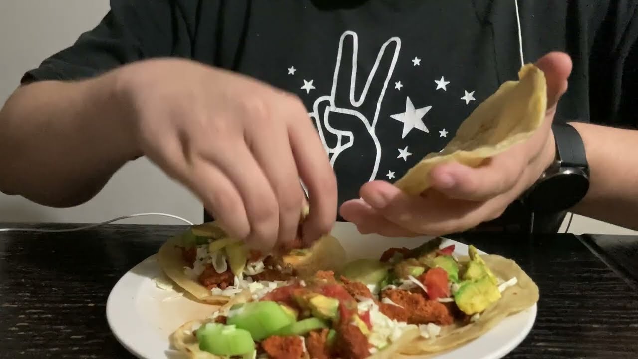 ASMR - comiendo tacos y cacahuates ( usar audífonos)