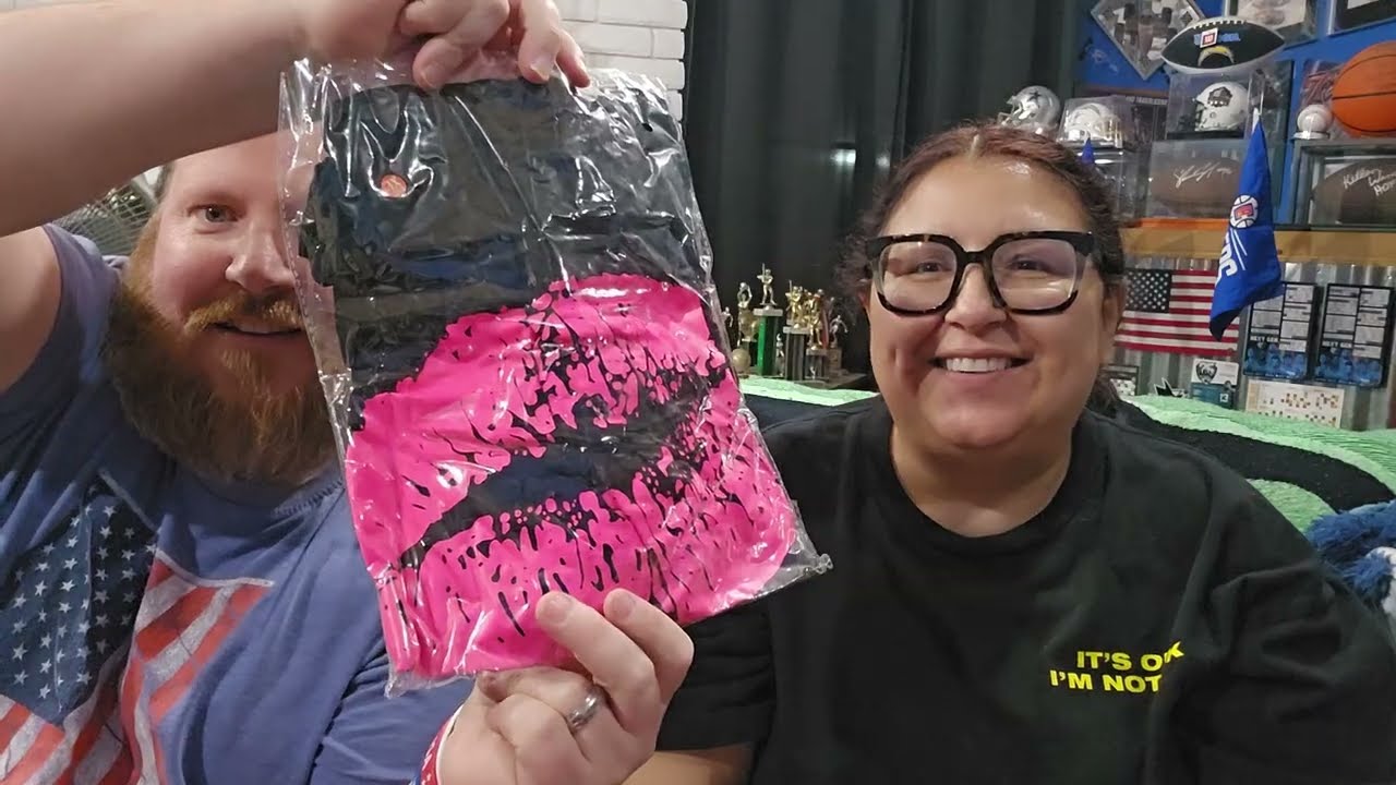 Распаковываем коробку с костюмами-сюрпризами, посмотрим, что нам попадётся! #перепродавец #ввосто...