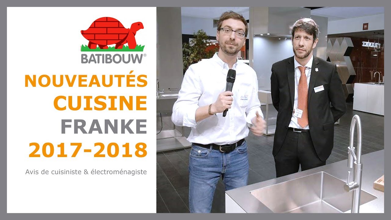 Plan de travail en inox avec évier intégré et robinet d'eau bouillante - Salon Batibouw
