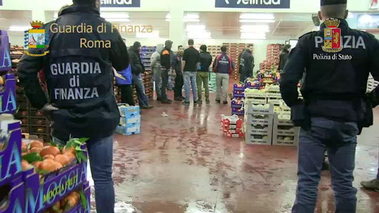 Camorra nel settore ortofrutticolo e mozzarelle: 7 arrestati nel clan Moccia a Roma