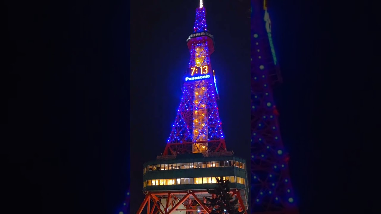 札幌電視塔又名札幌鐵塔，是日本北海道札幌市內的地標之一，登上札幌電視塔觀景台，可以眺望整個大通公園全貌，視野遼闊很驚艷。