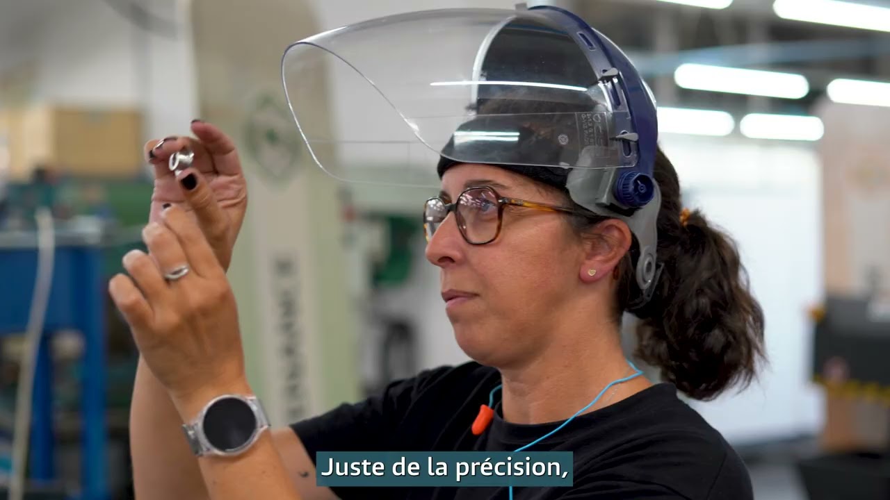 Aurélie, en reconversion pro, apprend le métier de tourneuse en usinage au Pôle Formation