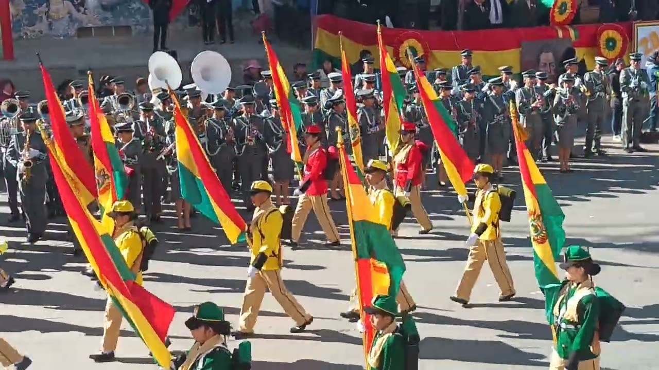 BANDA DE BRONCE JORGE OBLITAS  rinden homenaje a BOLIVIA en sus 200 años. Dios bendiga a Tierra 🤗