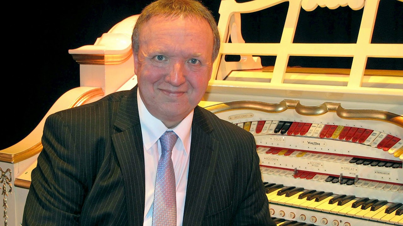 Festive Favourites - The Organist Entertains - Christmas 2017