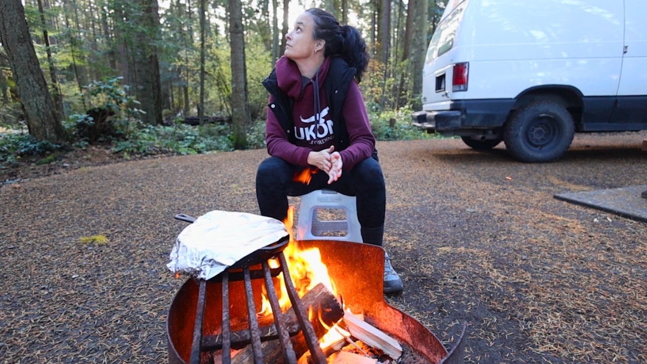 Уютный осенний кемпинг Vanlife на побережье Тихого океана