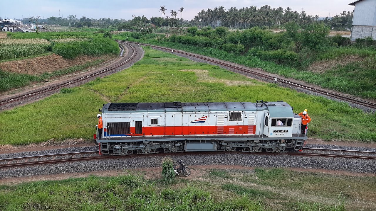 KEREN !!! DECITAN REL GONGSOL KERETA NGILU BANGET DI SEGITIGA PEMUTAR STASIUN KETAPANG !