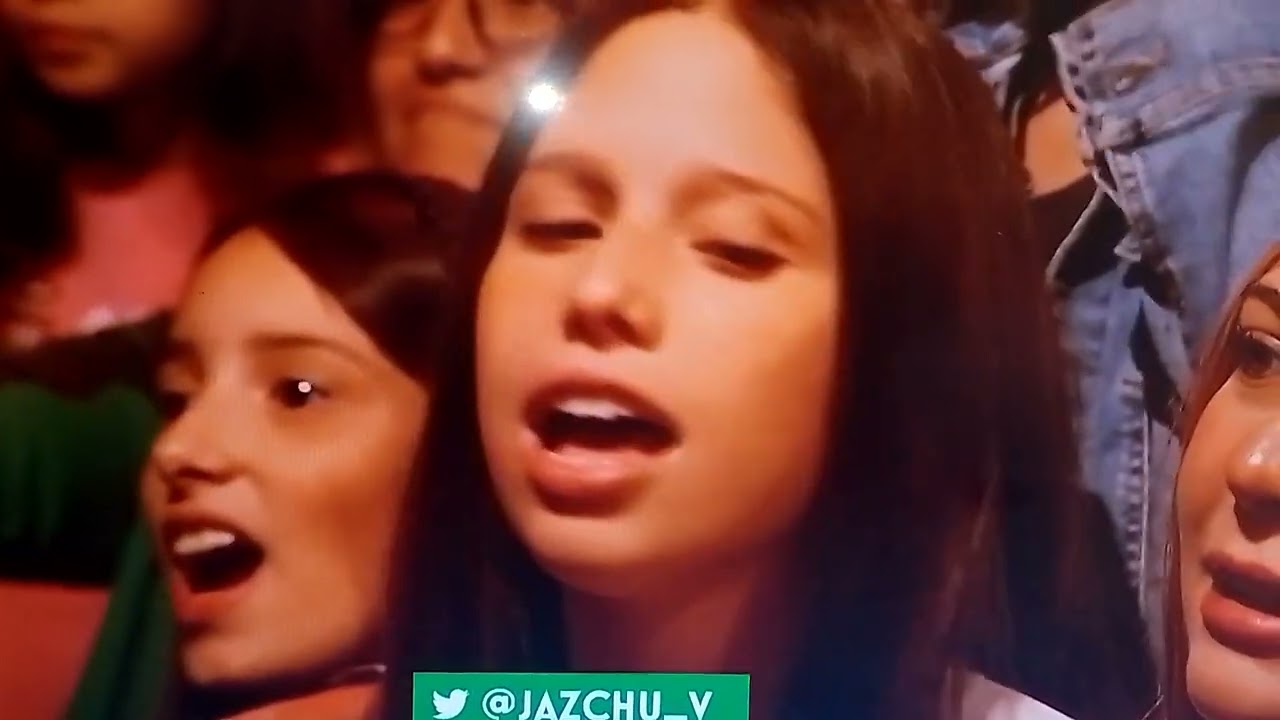 Tini canta en la Peña de Morfi 