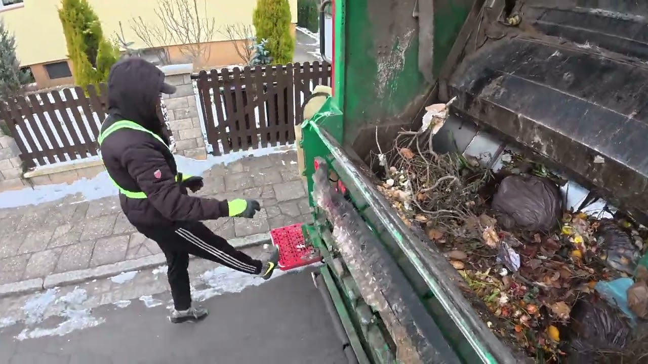 KIEROWCA Z POŚREDNIAKA NA ŚMIECIARCE 