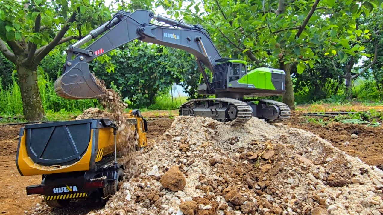 Sand Loading and Spreading with Huina 1593 RC Excavator
