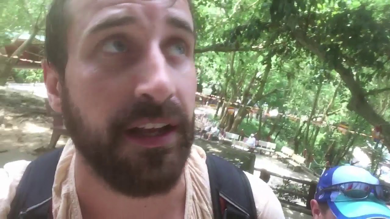 Last day in Vietnam. Exploring a cave temple
