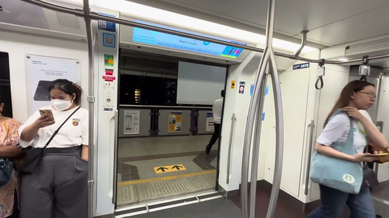 BTS Skytrain EMU-B3 (V76) Surasak - Siam