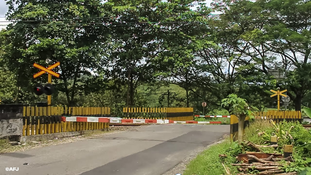 Perlintasan Kereta Api Lahor Karangkates Menjelang Siang
