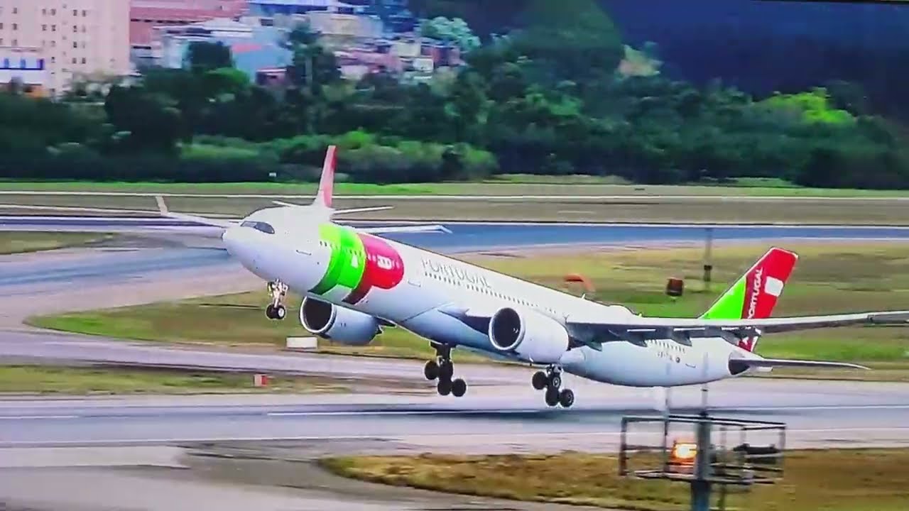 Belíssima decolajem no grande aeroporto de  São Paulo guarulhos