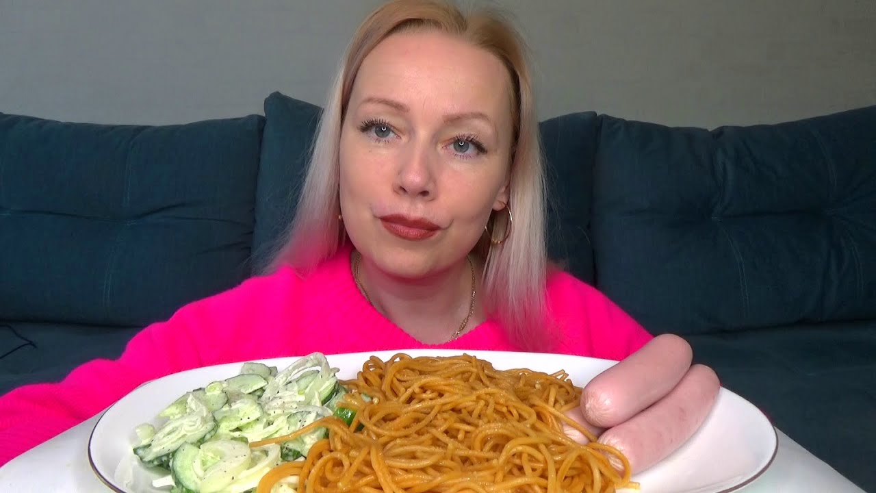 МУКБАНГ ТОМАТНЫЕ СПАГЕТТИ С СОСИСКАМИ И СЫРОМ, САЛАТ ОГУРЕЧЕЧНЫЙ/Русский мукбанг/Домашняя еда/