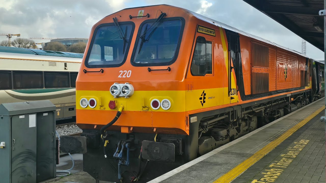 Retro 201 class loco: 220 'River Blackwater' departs Dublin Heuston: 20/12/25